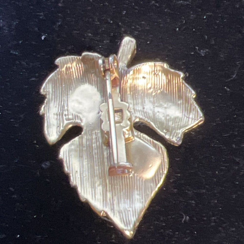 Vintage Gold Tone Aurora Borealis Rhinestone Leaf Brooch (4098) - Picture 4 of 5